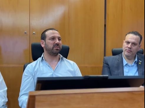 הרמת כוסית היסטורית בבניין עיריית חולון