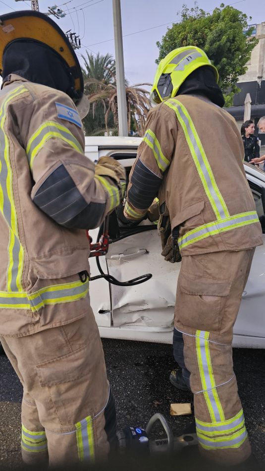 נהגת נלכדה ברכבה בתאונה באזור התעשיה חולון