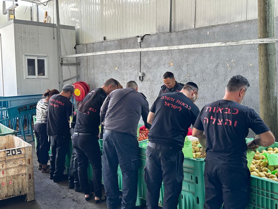 רגע לפני החג: לוחמי האש של חולון למען נזקקי בת ים
