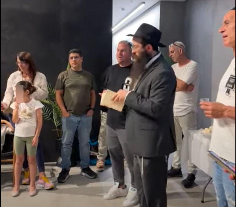 חולון: תושבי הבניין שנפגע מרסיסי טיל, התכנסו לתפילת הודיה