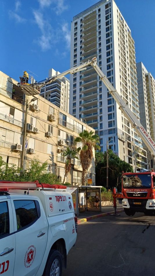 לוחמי האש סייעו לחלץ חולה במרכז חולון