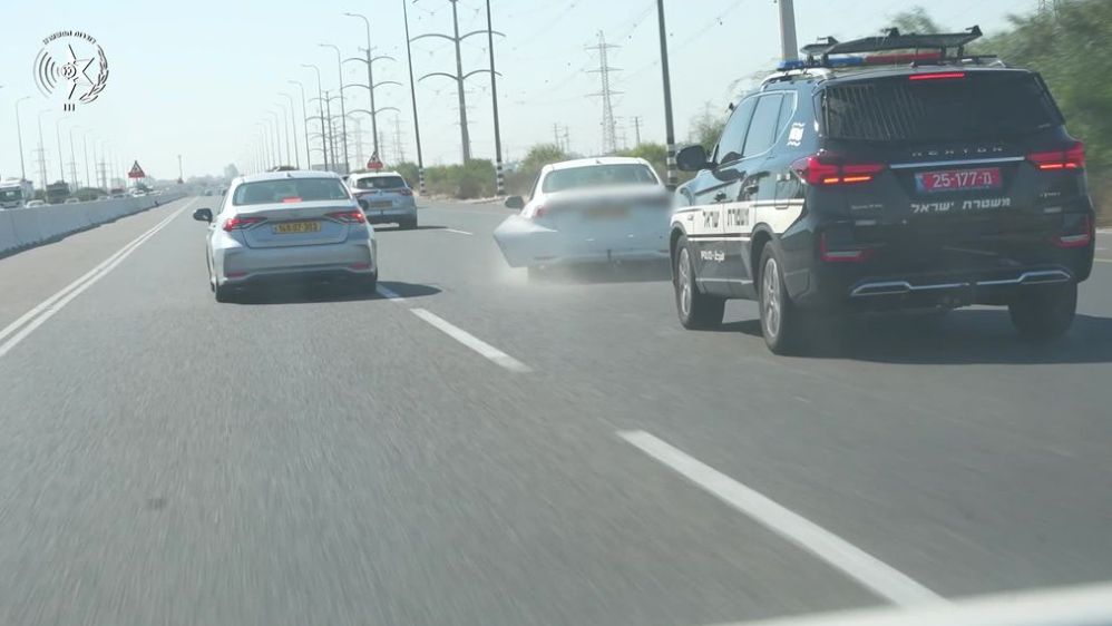 נעצר תושב חולון שפגע בניידת ונמלט