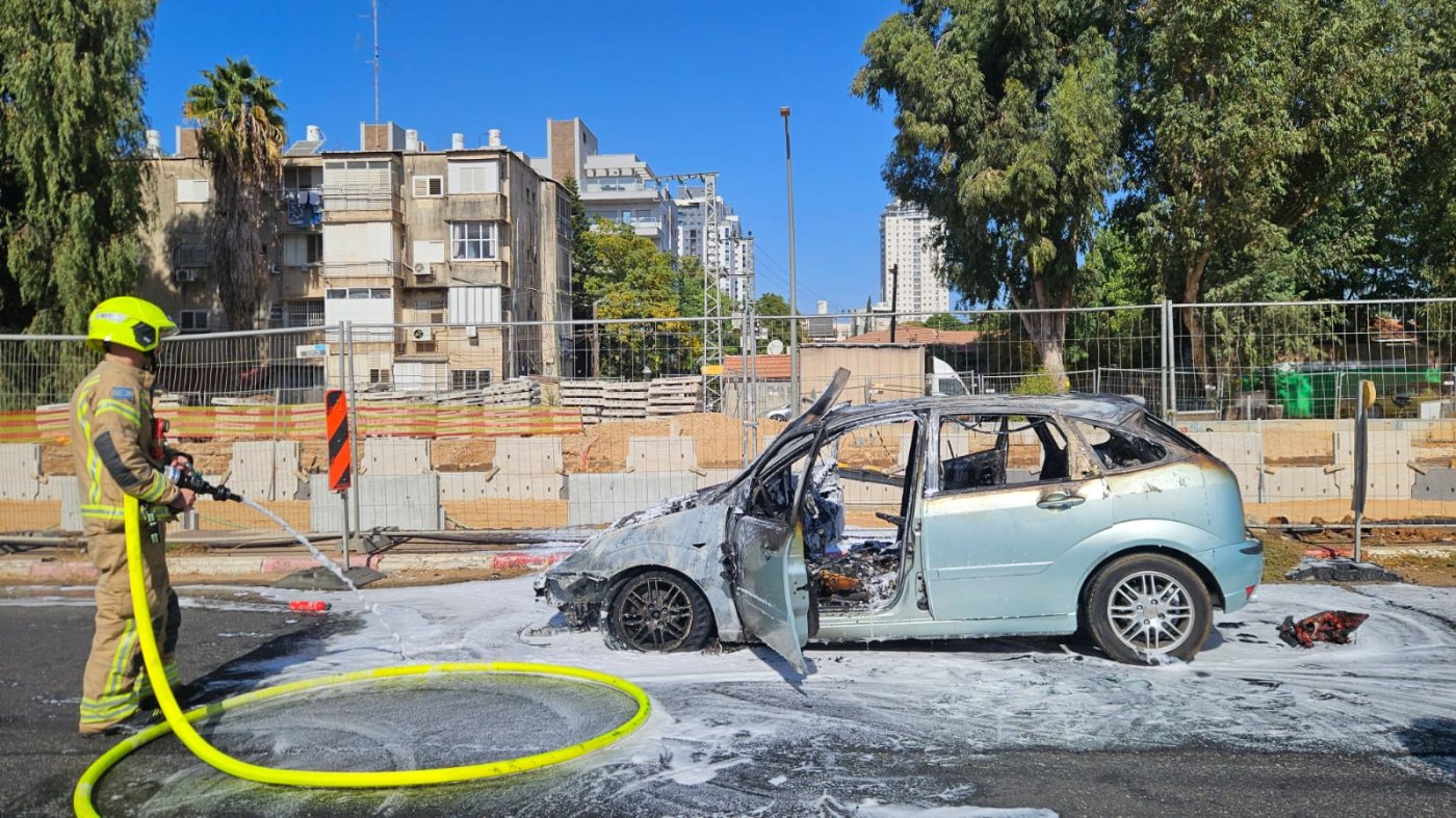 ראשוני: רכב עלה באש באזור אלוף שדה וגרם לפקקי ענק