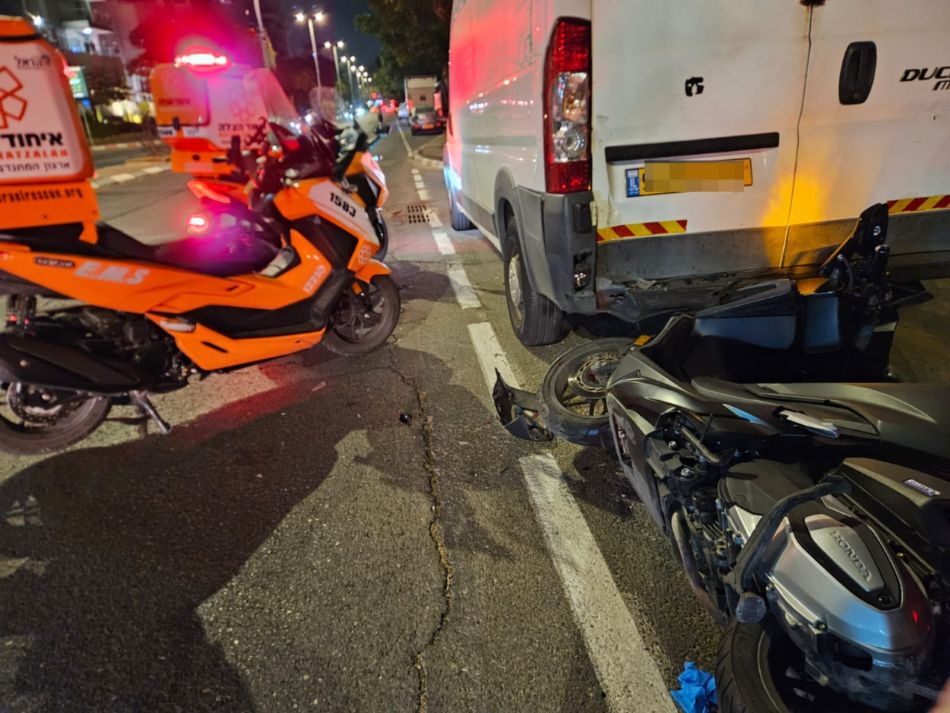 רוכב אופנוע התנגש ברכב חונה במרכז חולון