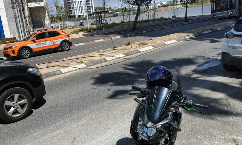 רוכב אופנוע נפצע בתאונה בבת ים
