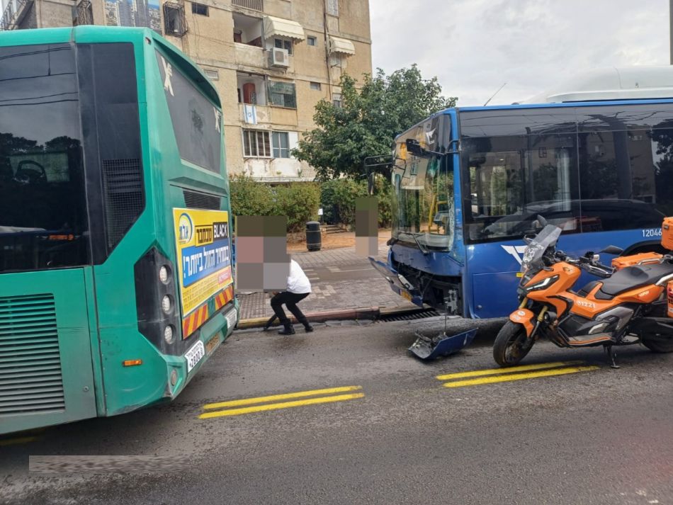 תאונה בין 2 אוטובוסים במרכז בת ים