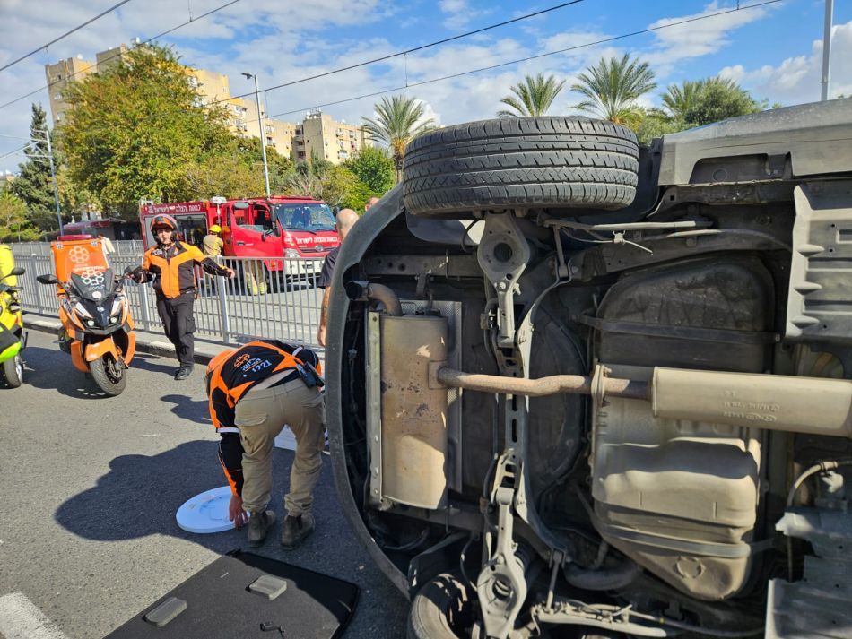 4 פצועים בהתהפכות רכב בבת ים