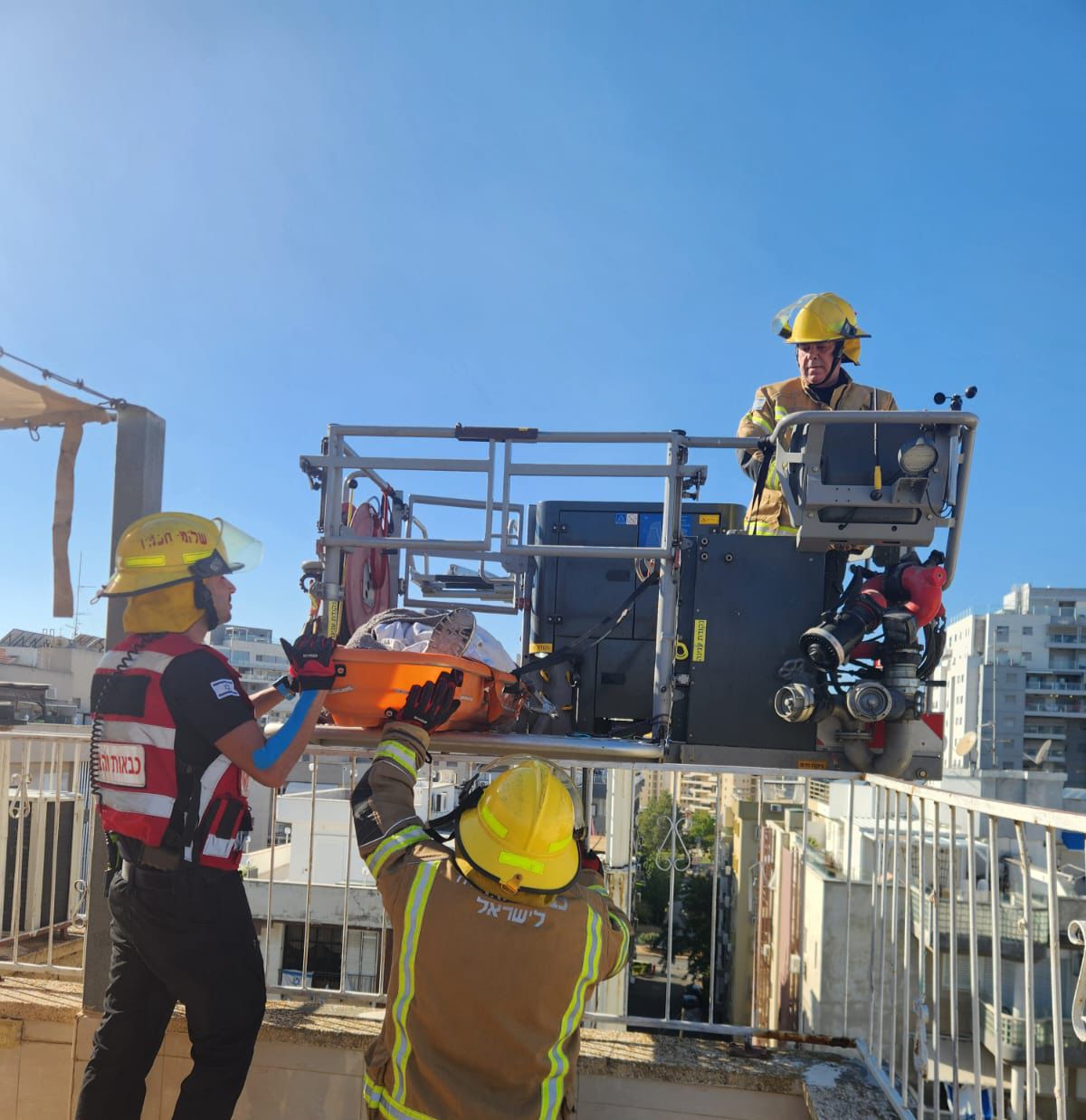 פצוע חולץ עם מנוף מבניין בחולון