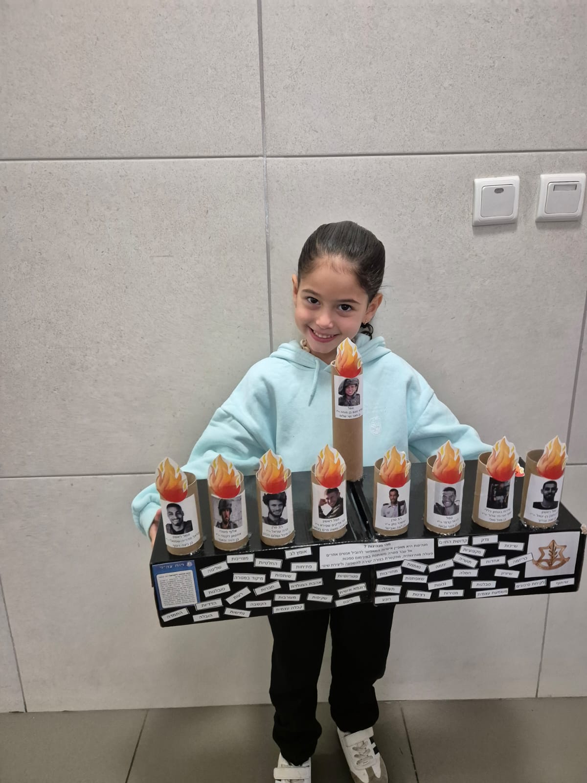 חנוכיית הגיבורים של רומי בת ה-6: הנציחה חיילים שנפלו במלחמה