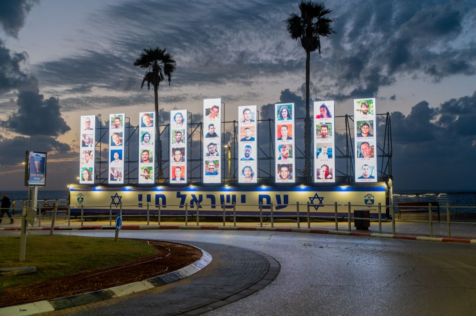 גם בחנוכה בת ים זוכרת את החטופים