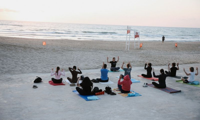 עשרות השתתפו בשיעור פילאטיס פתוח בחוף בת ים