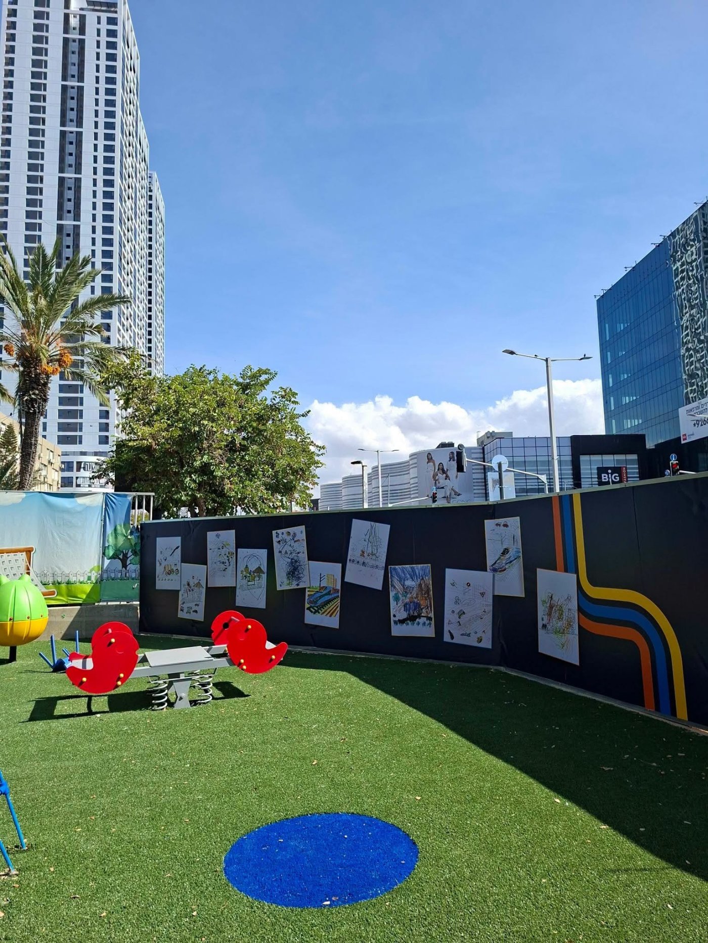 תערוכת הציורים המפתיעה של ילדי בת ים באתר המטרו