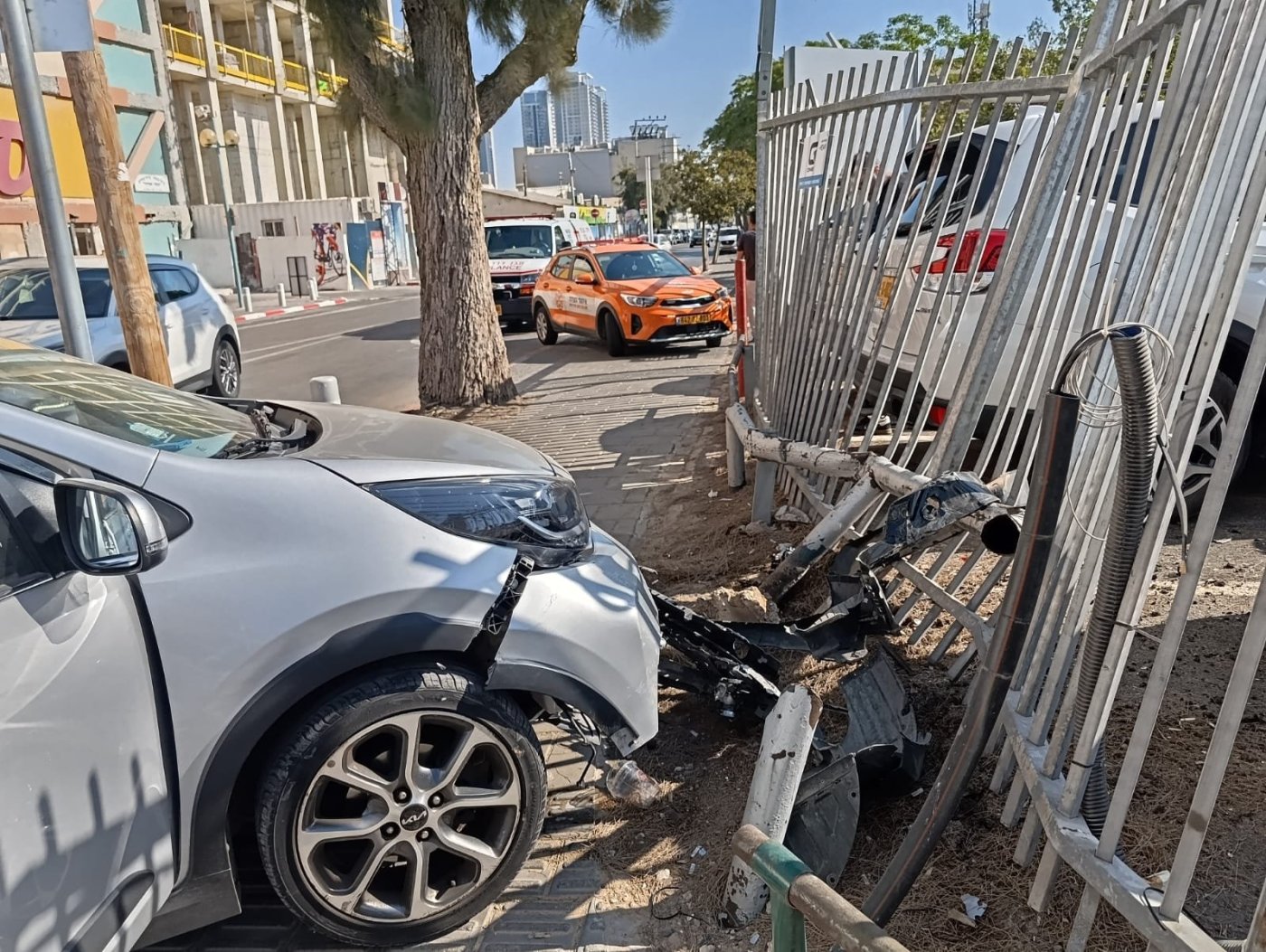 רכב התנגש בגדר באזור התעשייה בת ים