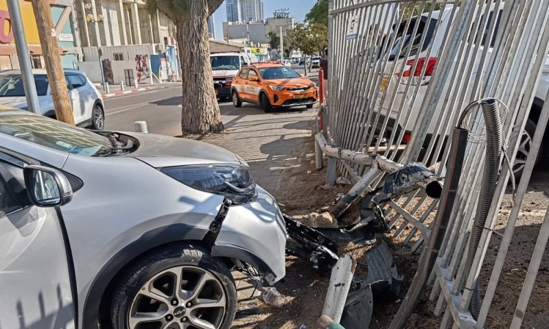 רכב התנגש בגדר באזור התעשייה בת ים
