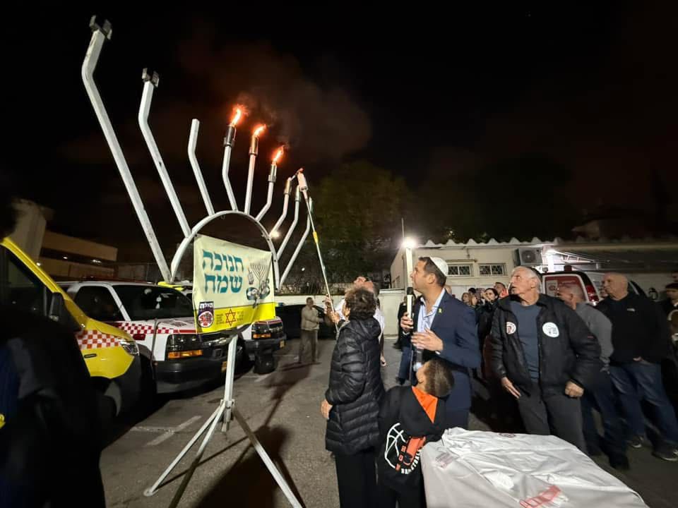 ראש עיריית ראשון לציון הדליק נר חמישי עם משפחות החטופים