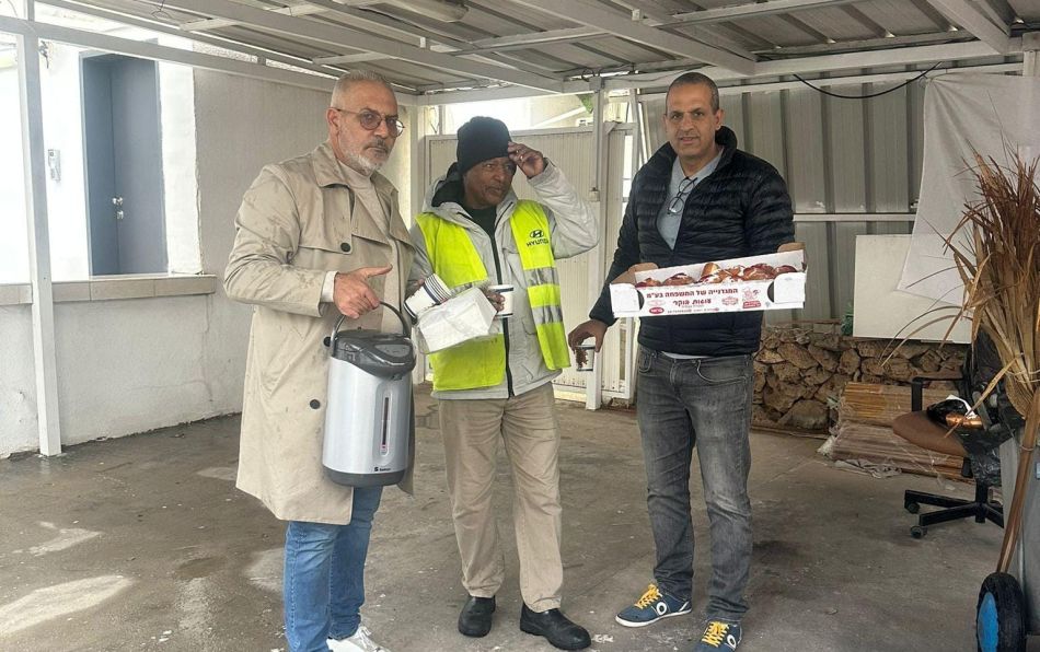 במהלך הסערה והגשם: מ"מ וסגן ראש העירייה אבי חיים חילק סופגניות ותה חם לעובדי הניקיון