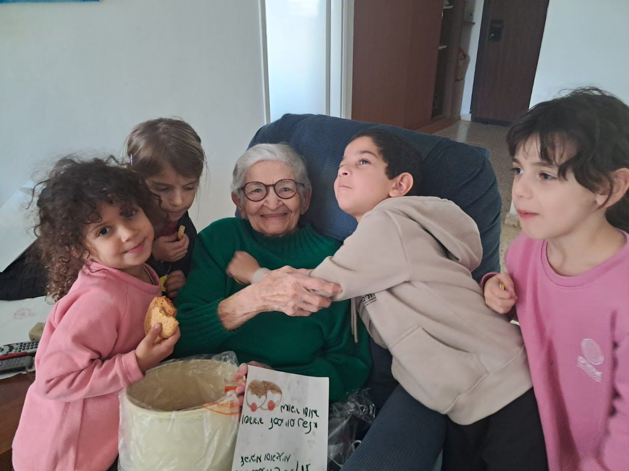 תלמידי ראשון לציון יצאו לשמח את ותיקי העיר