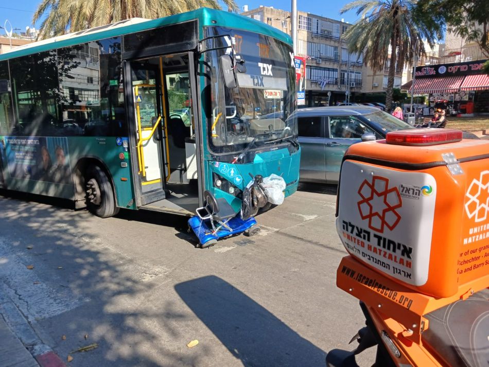 תאונה עם מעורבות אוטובוס וקלנועית במרכז חולון