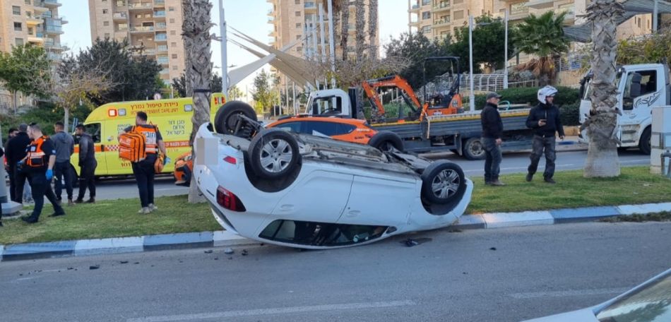 רכב התהפך קרוב לחוף ראשון לציון
