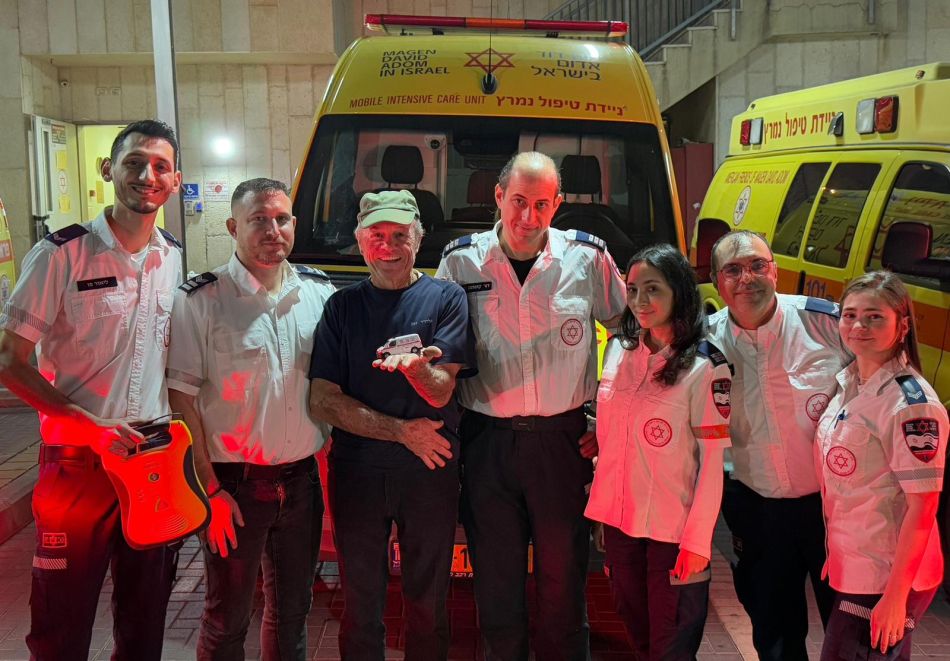 תושב חולון נפגש עם צוות מד"א שהציל את חייו