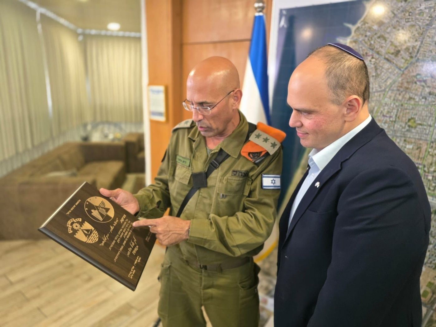 ראש עיריית בת ים נפרד ממפקד נפת תל אביב היוצא