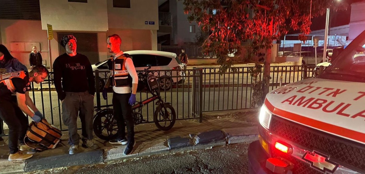 פצוע בתאונה בין משאית לאופניים בחולון