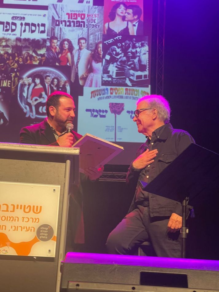 ראש עיריית חולון העניק תעודת הוקרה לבמאי צדי צרפתי