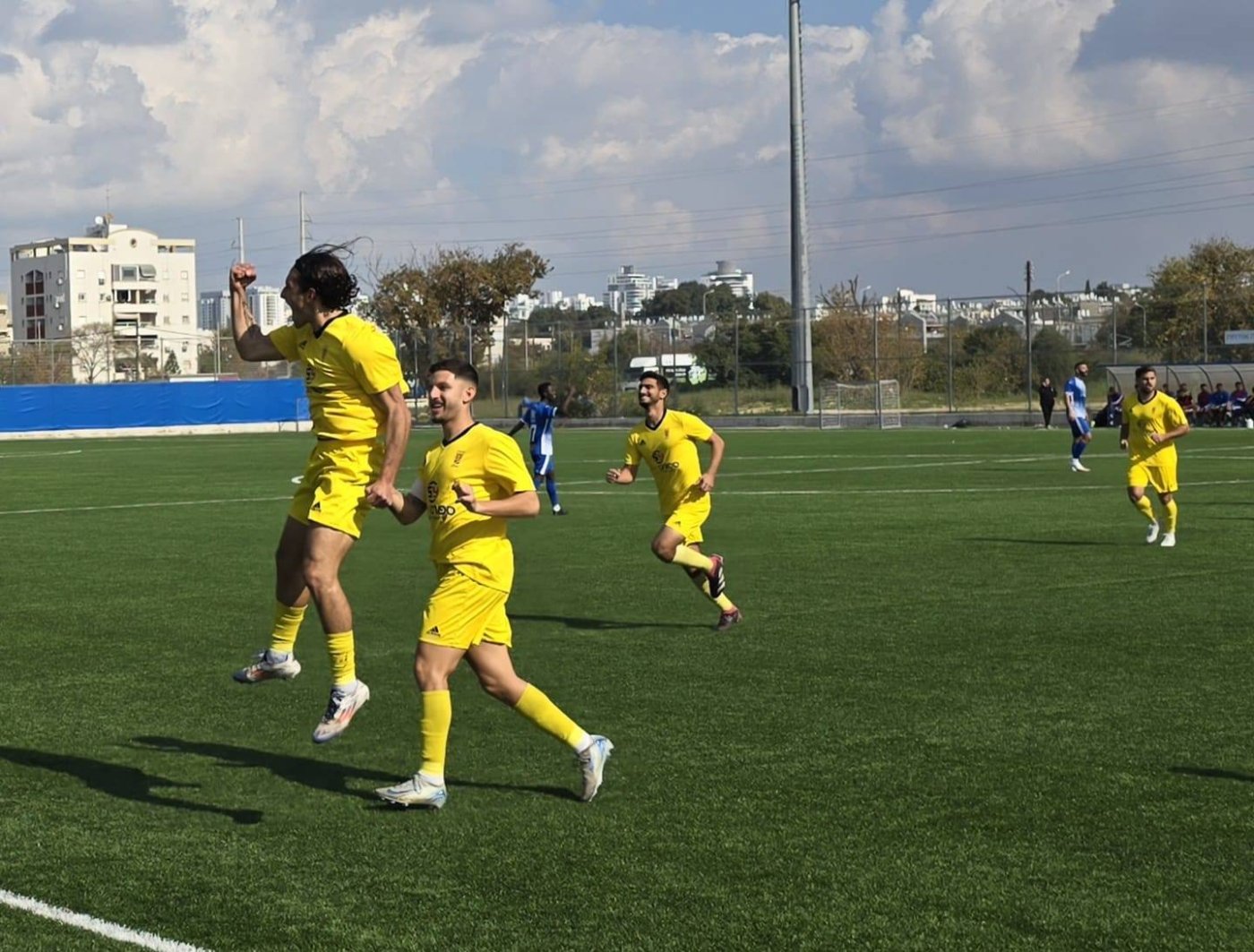 חזק בצמרת