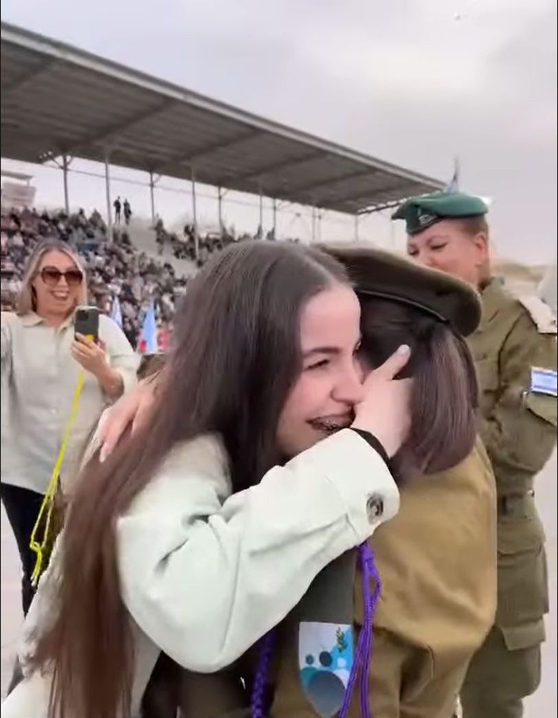 אגם ברגר מעניקה שרוך לאחותה שסיימה קורס מש"קיות ת"ש
