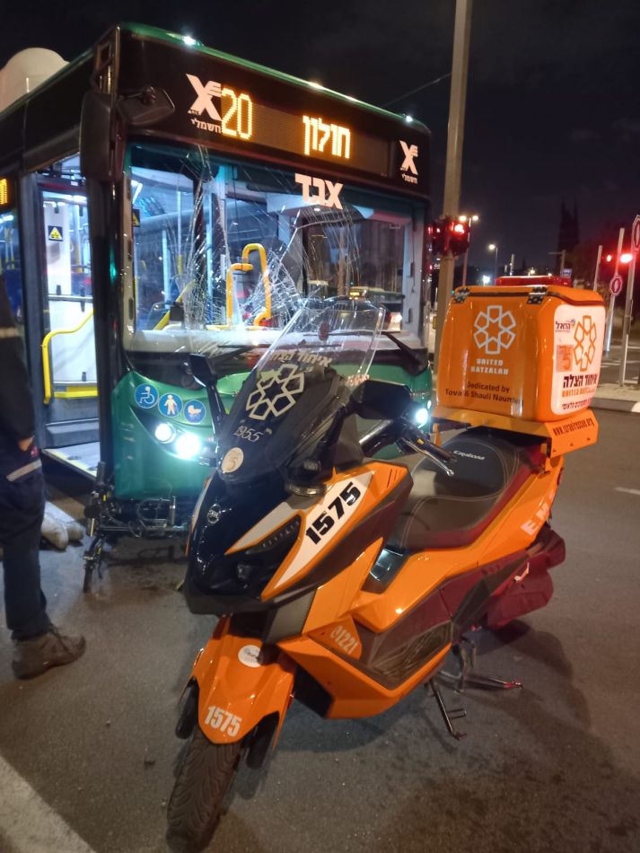 רוכב אופניים נפגע מאוטובוס בחולון