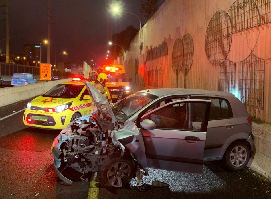 נהגת התנגשה במעקה בטיחות סמוך למחלף יוספטל