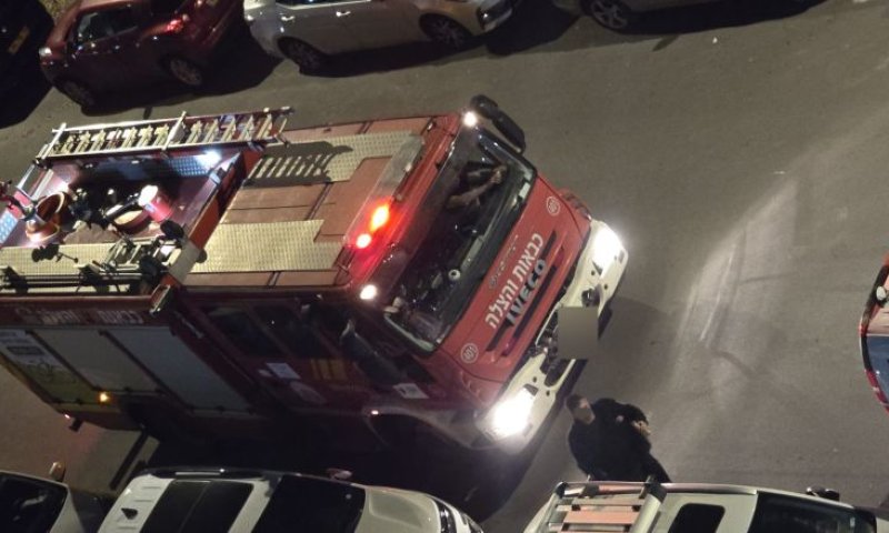 שריפה עם לכודים באזור התעשייה בחולון