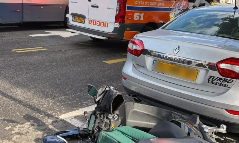 צעיר נפצע בתאונת אופנוע במרכז חולון