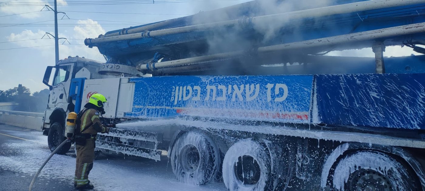 משאית עלתה באש בכביש 431 בין ראשון לציון ליבנה