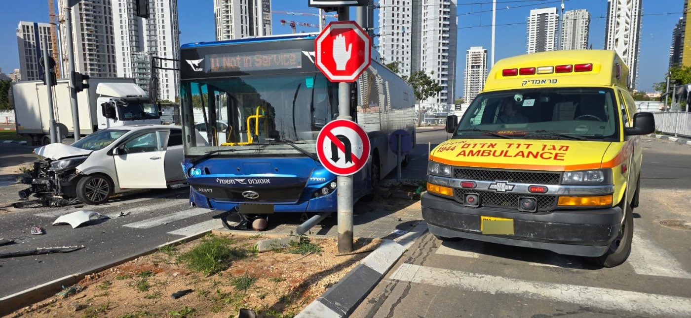 פצועים בתאונה סמוך לתחנת הרכבת בבת ים