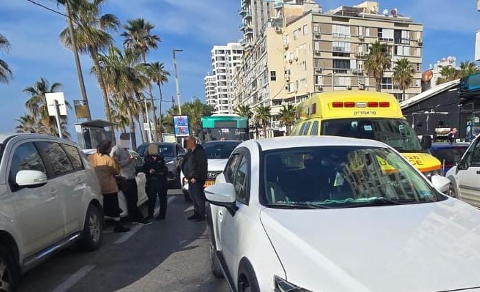 פצועה קשה מפגיעת אוטובוס סמוך לטיילת בת ים