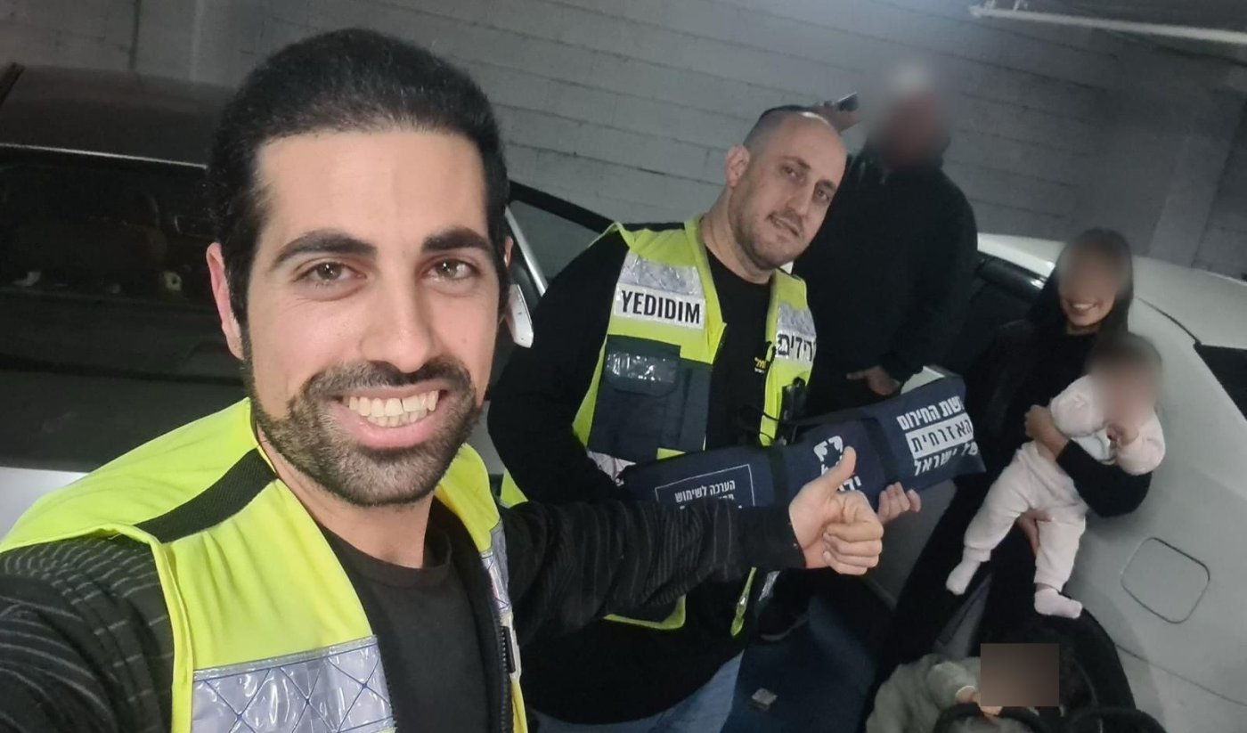 2 פעוטות חולצו מרכבים נעולים בחולון ובת ים