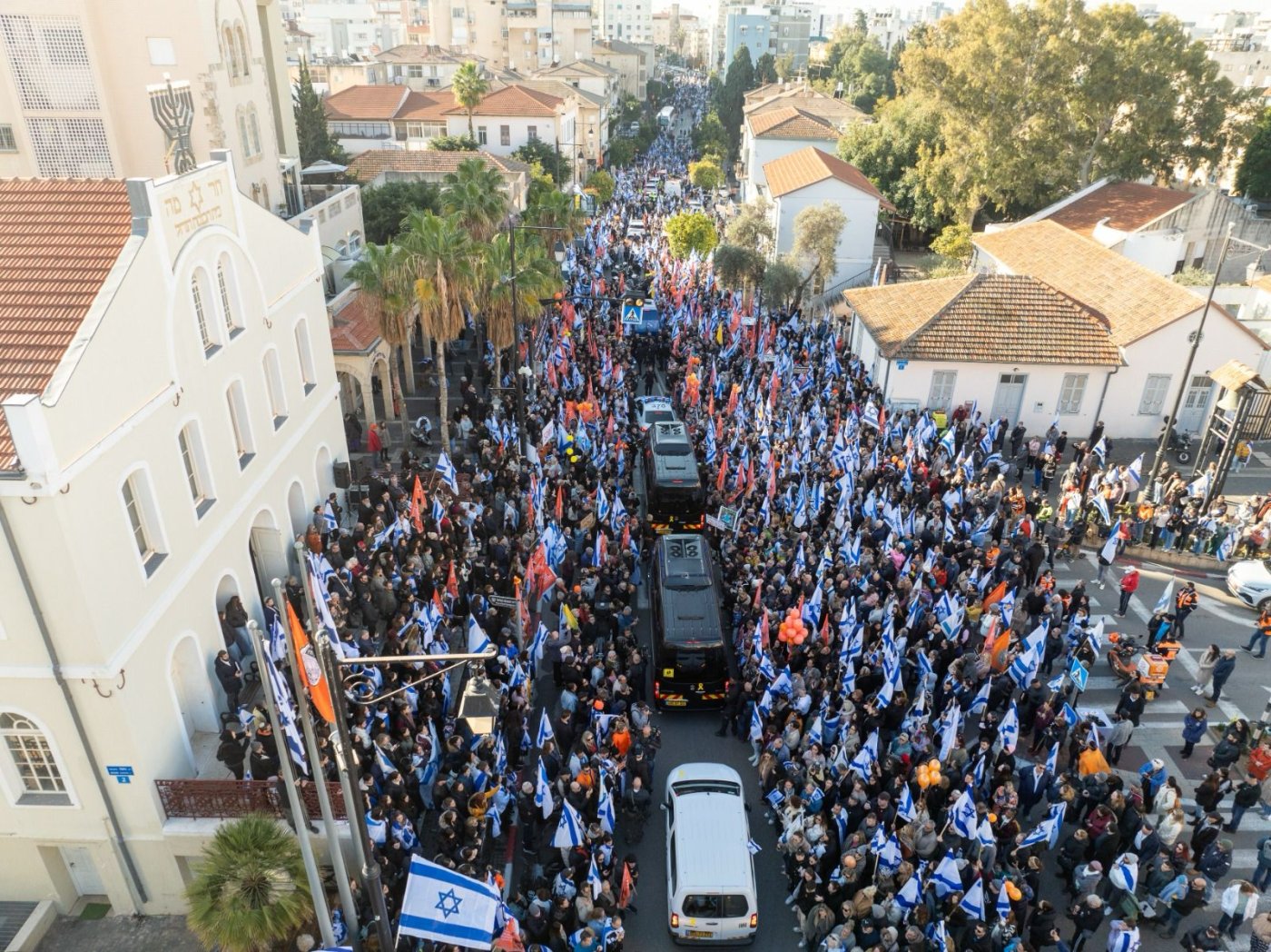 אלפי תושבי ראשון לציון ליוו את שירי, אריאל וכפיר בדרכם האחרונה