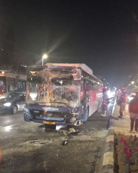 פצוע בתאונה בין 2 אוטובוסים בחולון