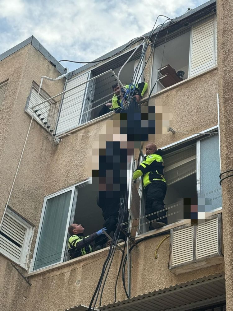 חובשי מד"א הצילו חייו של תושב בת ים שנלכד מחוץ לחלון דירתו