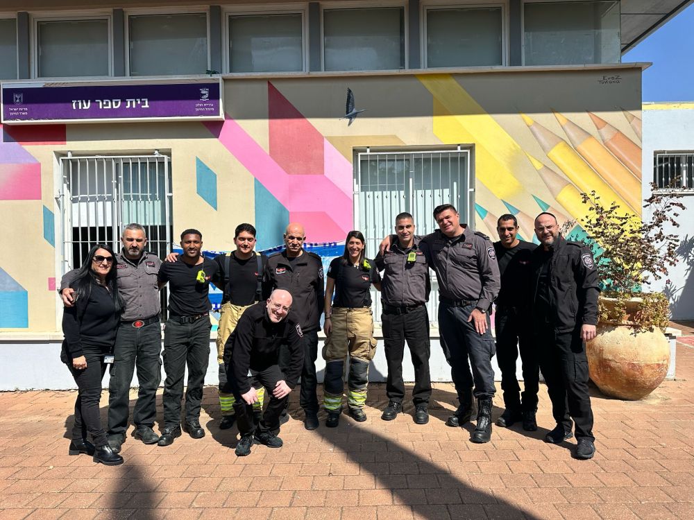 לוחמי האש של חולון הגיעו לחלק משלוחי מנות בבית הספר עוז בעיר