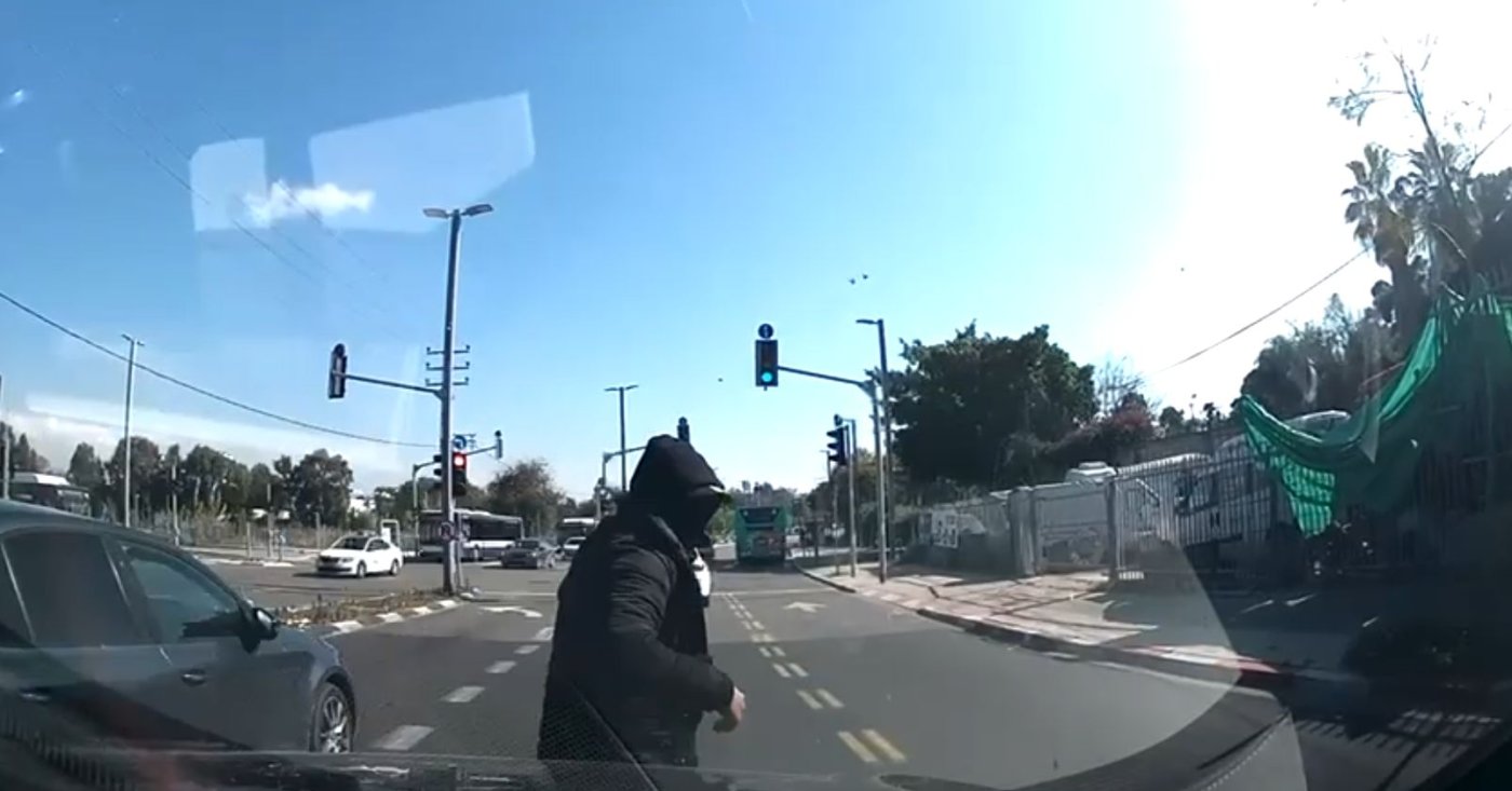 שוד בחולון באמצע כביש סואן