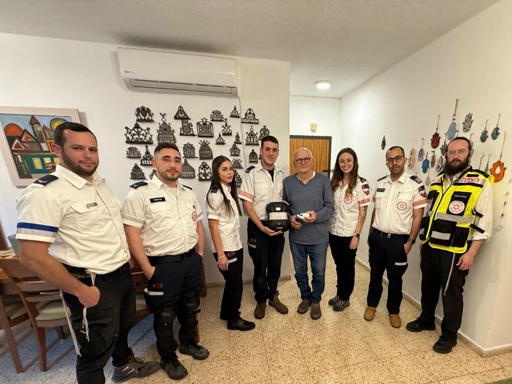 תושב ראשון לציון נפגש עם צוות מד"א שהציל את חייו