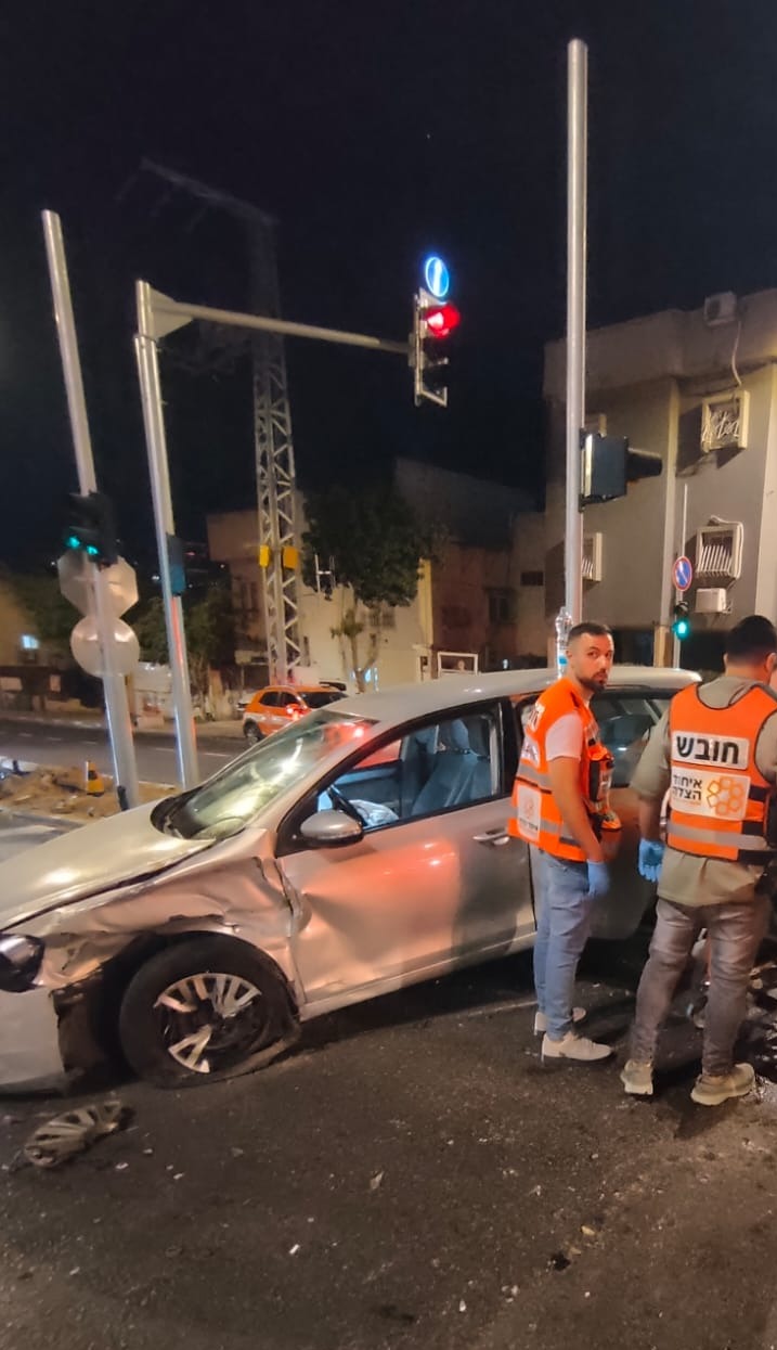 תאונה רודפת תאונה בצומת גאולים-שדרות ירושלים