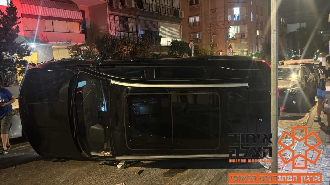 פצוע בהתהפכות רכב בבת ים