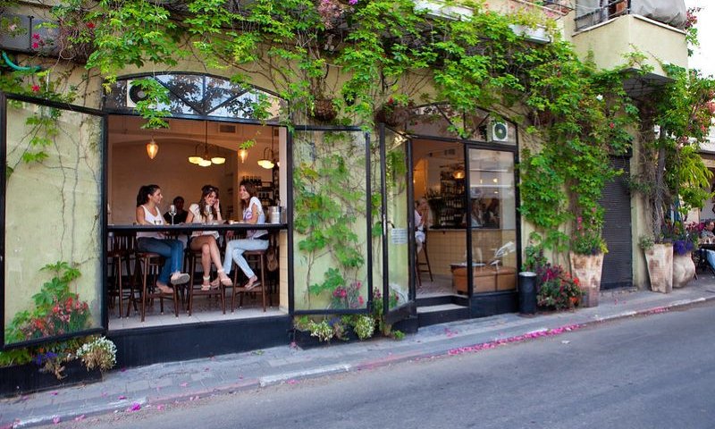 חופשה זוגית במלון בתל אביב: כל הסיבות לבחור בחוויה אורבנית מפנקת