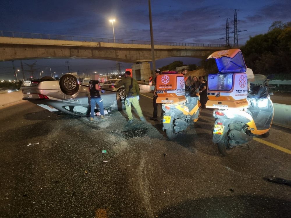 נהגת התהפכה עם רכבה בכניסה לראשון לציון