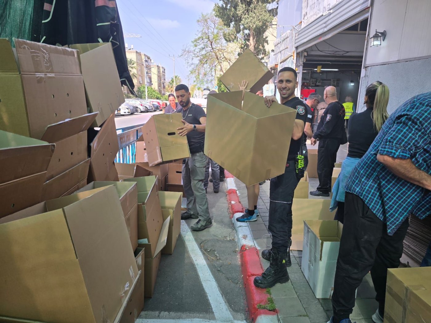 לוחמי האש מחולון עזרו באריזות מזון לנזקקים בבת ים