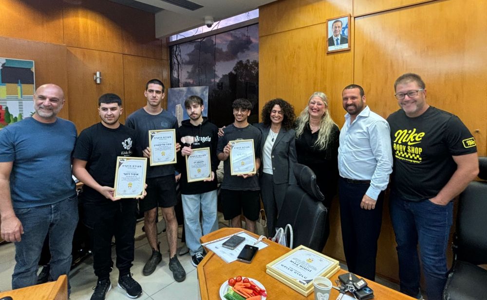מועצת העיר נפתחה בהוקרה לתלמידי חולון המצטיינים