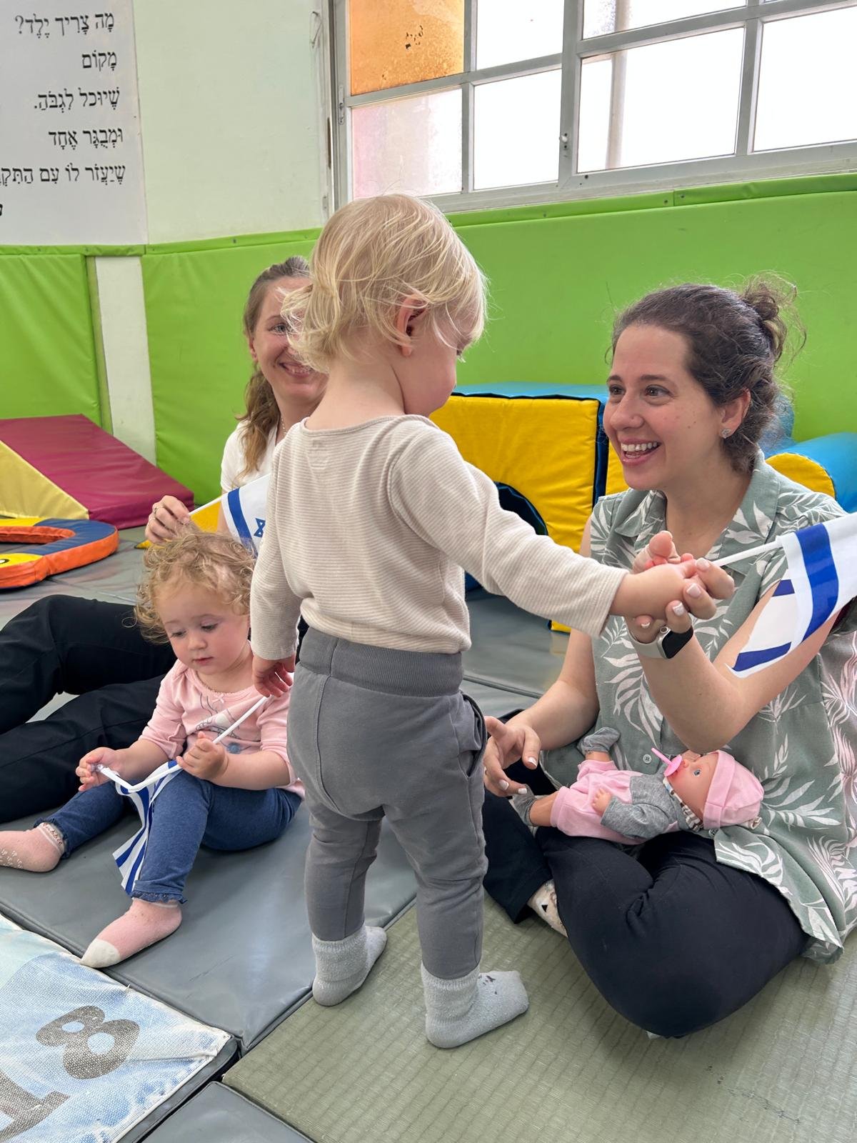 בת ים משיקה מערך פעילויות עשיר עבור תינוקות